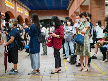 Taipei, Tayvan 'da 14 Mayıs 2021' de cerrahi maske takan yolcular. 3.335.948 kişinin öldüğü doğrulanmış 160.686.749 COVID-19 vakası yaşandı..