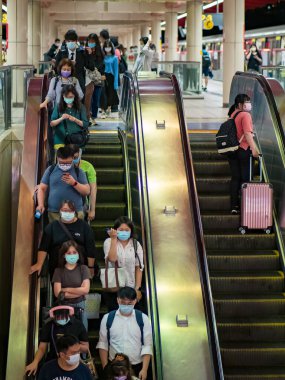 Taipei, Tayvan 'da 14 Mayıs 2021' de cerrahi maske takan yolcular. 3.335.948 kişinin öldüğü doğrulanmış 160.686.749 COVID-19 vakası yaşandı..