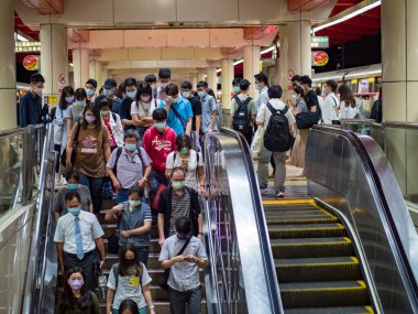 Taipei, Tayvan 'da 14 Mayıs 2021' de cerrahi maske takan yolcular. 3.335.948 kişinin öldüğü doğrulanmış 160.686.749 COVID-19 vakası yaşandı..