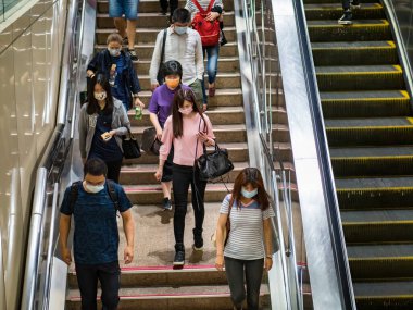 Taipei, Tayvan 'da 14 Mayıs 2021' de cerrahi maske takan yolcular. 3.335.948 kişinin öldüğü doğrulanmış 160.686.749 COVID-19 vakası yaşandı..