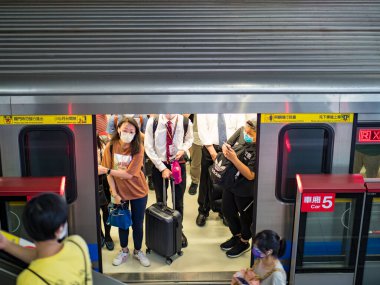 Taipei, Tayvan 'da 14 Mayıs 2021' de cerrahi maske takan yolcular. 3.335.948 kişinin öldüğü doğrulanmış 160.686.749 COVID-19 vakası yaşandı..