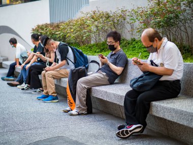 Taipei, Tayvan 'da 14 Mayıs 2021' de cerrahi maske takan yolcular. 3.335.948 kişinin öldüğü doğrulanmış 160.686.749 COVID-19 vakası yaşandı..