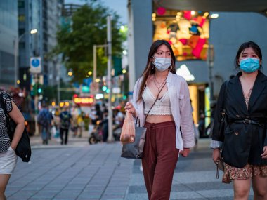 Taipei, Tayvan 'da 14 Mayıs 2021' de cerrahi maske takan yolcular. 3.335.948 kişinin öldüğü doğrulanmış 160.686.749 COVID-19 vakası yaşandı..