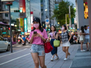 Taipei, Tayvan 'da 14 Mayıs 2021' de cerrahi maske takan yolcular. 3.335.948 kişinin öldüğü doğrulanmış 160.686.749 COVID-19 vakası yaşandı..