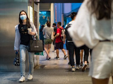 Taipei, Tayvan 'da 14 Mayıs 2021' de cerrahi maske takan yolcular. 3.335.948 kişinin öldüğü doğrulanmış 160.686.749 COVID-19 vakası yaşandı..