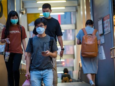 Taipei, Tayvan 'da 14 Mayıs 2021' de cerrahi maske takan yolcular. 3.335.948 kişinin öldüğü doğrulanmış 160.686.749 COVID-19 vakası yaşandı..