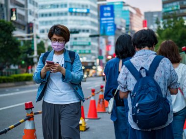 Taipei, Tayvan 'da 14 Mayıs 2021' de cerrahi maske takan yolcular. 3.335.948 kişinin öldüğü doğrulanmış 160.686.749 COVID-19 vakası yaşandı..