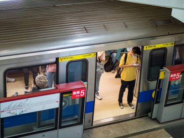 Taipei, Tayvan 'da 14 Mayıs 2021' de cerrahi maske takan yolcular. 3.335.948 kişinin öldüğü doğrulanmış 160.686.749 COVID-19 vakası yaşandı..