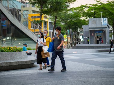 Taipei, Tayvan 'da 14 Mayıs 2021' de cerrahi maske takan yolcular. 3.335.948 kişinin öldüğü doğrulanmış 160.686.749 COVID-19 vakası yaşandı..