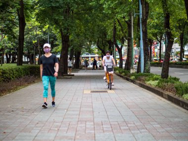 Taipei, Tayvan 'da 14 Mayıs 2021' de cerrahi maske takan yolcular. 3.335.948 kişinin öldüğü doğrulanmış 160.686.749 COVID-19 vakası yaşandı..