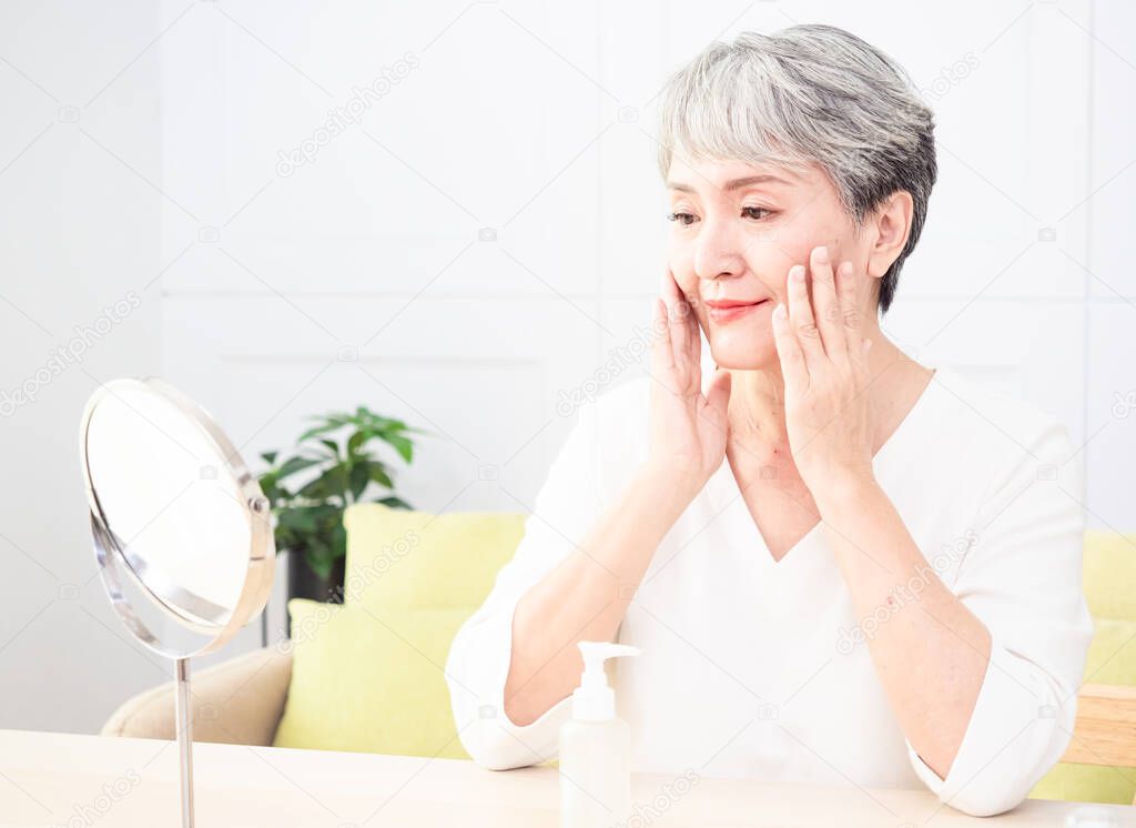 Senior asian woman who skin care at home.