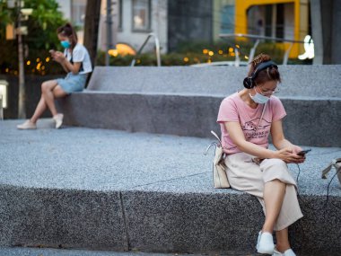 TAIPEI, TAIWAN - 19 Mayıs 2021 tarihinde Tayvan 'ın Taipei kentinde cerrahi maske takan yolcular. 165.096.424 doğrulanmış COVID-19 vakası yaşandı..