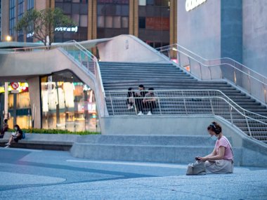 TAIPEI, TAIWAN - 19 Mayıs 2021 tarihinde Tayvan 'ın Taipei kentinde cerrahi maske takan yolcular. 165.096.424 doğrulanmış COVID-19 vakası yaşandı..