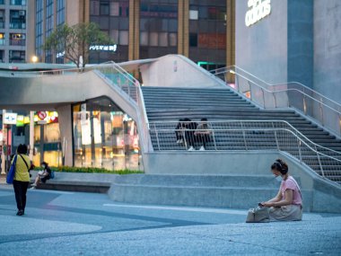 TAIPEI, TAIWAN - 19 Mayıs 2021 tarihinde Tayvan 'ın Taipei kentinde cerrahi maske takan yolcular. 165.096.424 doğrulanmış COVID-19 vakası yaşandı..