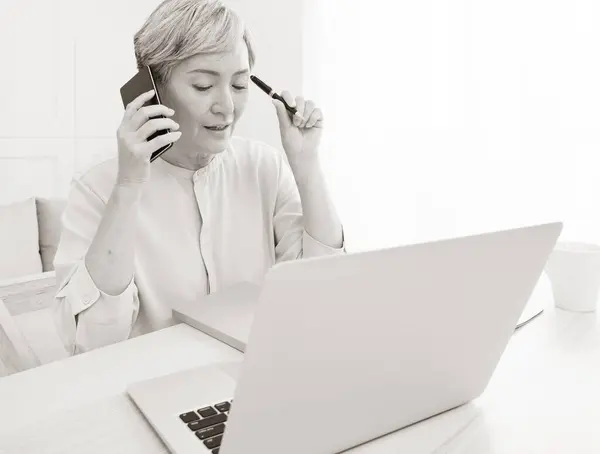 Asiatico Anziana Donna Telefono Funziona Sul Suo Computer Portatile Casa — Foto Stock