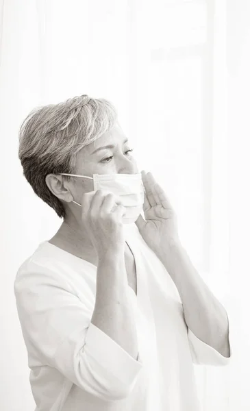 Mulher Asiática Sênior Usando Máscara Cirúrgica Durante Coronavírus Surto Gripe — Fotografia de Stock