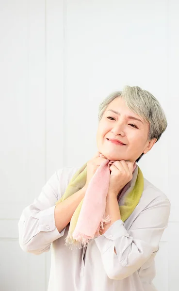 Senior Bella Dai Capelli Grigi Donna Asiatica Indossa Abito Casual — Foto Stock