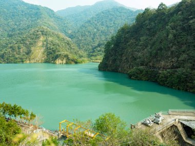 Bukai köyündeki rezervuar ve dağ manzarası, Nantou County, Tayvan.