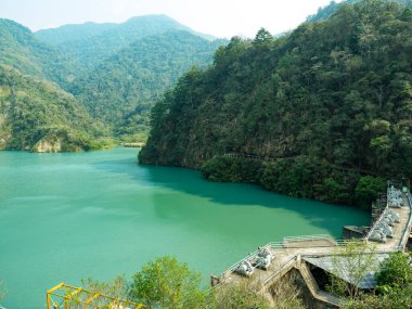 Bukai köyündeki rezervuar ve dağ manzarası, Nantou County, Tayvan.
