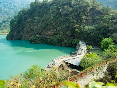 Bukai köyündeki rezervuar ve dağ manzarası, Nantou County, Tayvan.