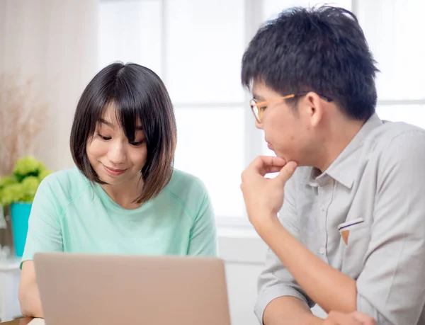 Two Young People Discussing Front Laptop — Stock Photo, Image