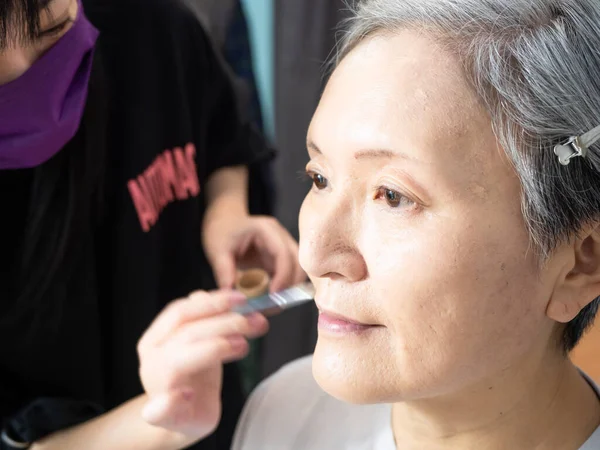 Kıdemli Asyalı Kadın Makyaj Sanatçısı — Stok fotoğraf