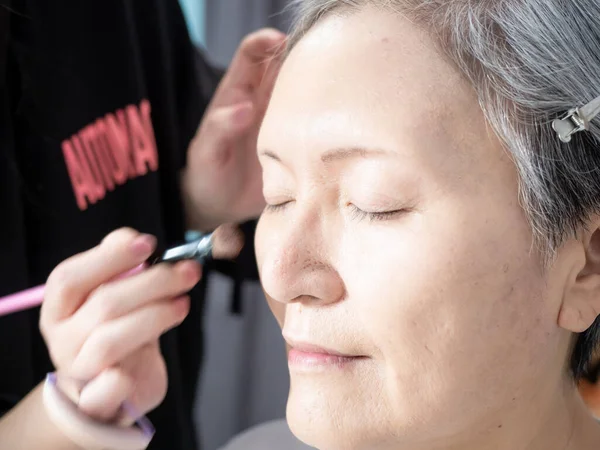 Kıdemli Asyalı Kadın Makyaj Sanatçısı — Stok fotoğraf