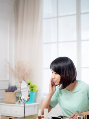 Makyaj malzemeleri olan genç bir kız.