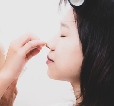 Makyaj malzemeleri olan genç bir kız.