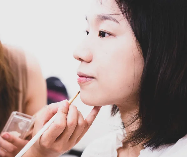 Makyaj Malzemeleri Olan Genç Bir Kız — Stok fotoğraf