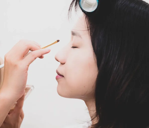 Menina Jovem Com Cosméticos Maquiagem — Fotografia de Stock