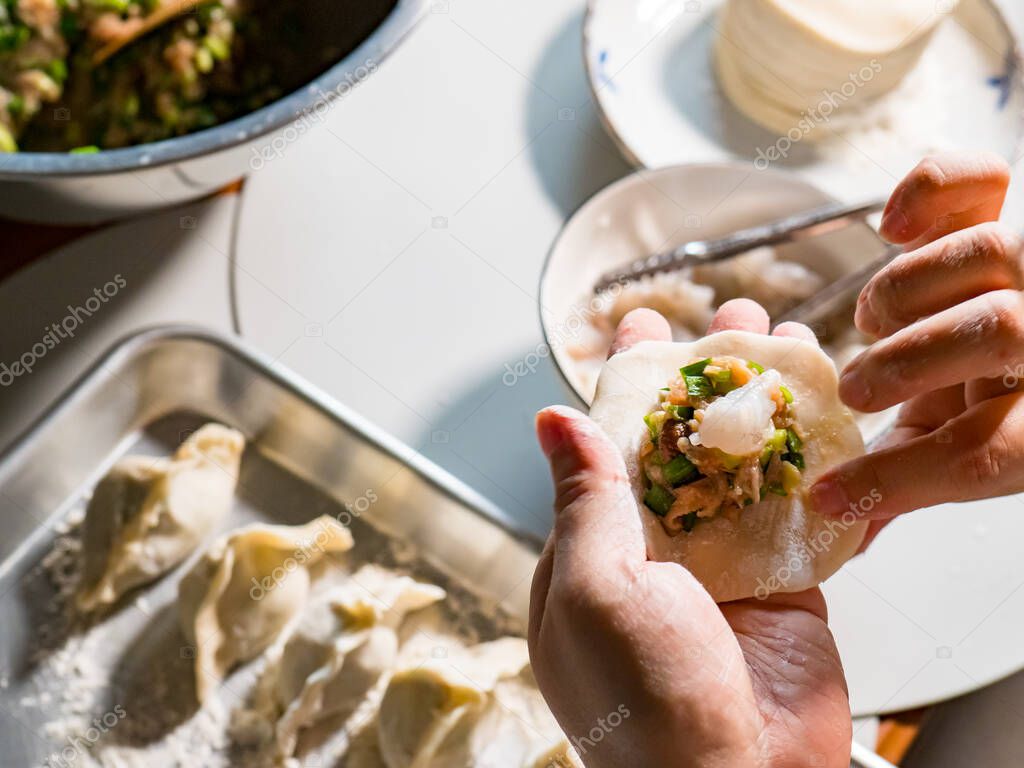 to make dumplings with minced meat