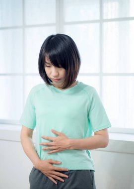 Genç kız vücudunu kontrol ediyor.