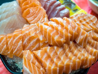 Japon usulü dilimlenmiş taze çiğ somon balığı..