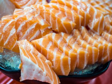 Japon usulü dilimlenmiş taze çiğ somon balığı..