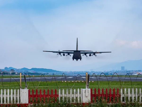 Taipei, Tayvan 'a uçak iniyor..