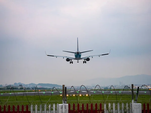Airplane Landing Taipei City Taiwan — Stock Photo, Image