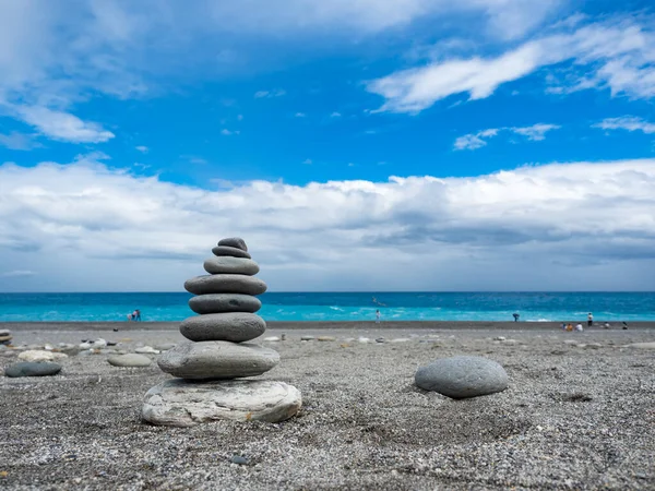 Pirâmide Seixos Marinhos Uma Praia Areia Ensolarada Hualien Taiwan — Fotografia de Stock