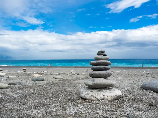 Pirâmide Seixos Marinhos Uma Praia Areia Ensolarada Hualien Taiwan — Fotografia de Stock