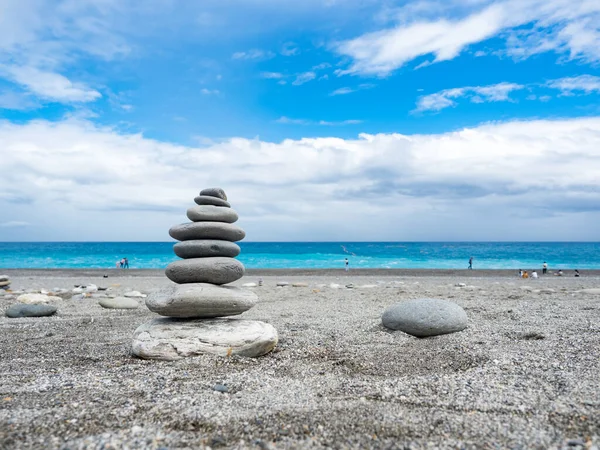 Pirâmide Seixos Marinhos Uma Praia Areia Ensolarada Hualien Taiwan — Fotografia de Stock