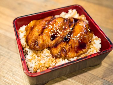 Üzerine ızgara yılan balığı konmuş beyaz pirinç..