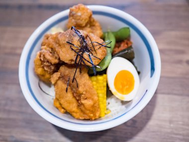 pilavda kızarmış tavuk tendonları..