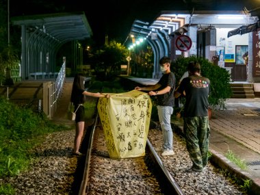 Jingtong, Tayvan - 19 Eylül 2021: Jingtong, New Taipei City, Tayvan 'da renkli gökyüzü fenerleri olan insanlar.