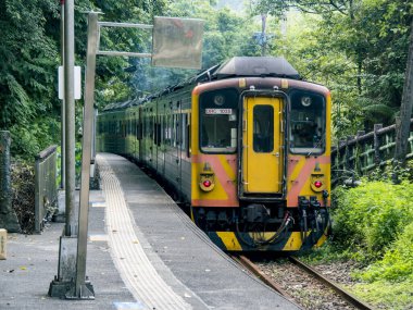Lingjiao, Tayvan - 20 Eylül 2021: Pingxi Demiryolu Treni 20 Eylül 2021 'de Lingjiao, New Taipei City, Tayvan