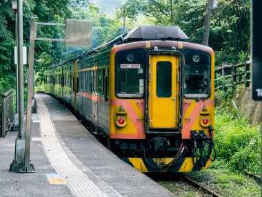 Pingxi Demiryolu Treni 20 Eylül 2021 'de Lingjiao, New Taipei City, Tayvan' a hareket ediyor.