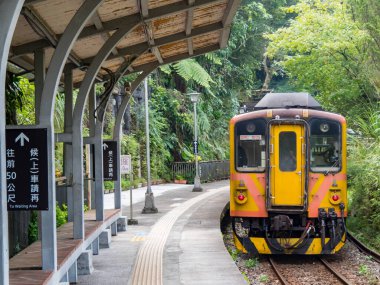 Lingjiao, Tayvan - 20 Eylül 2021: Pingxi Demiryolu Treni 20 Eylül 2021 'de Lingjiao, New Taipei City, Tayvan