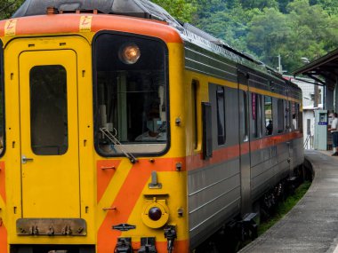 Lingjiao, Tayvan - 20 Eylül 2021: Pingxi Demiryolu Treni 20 Eylül 2021 'de Lingjiao, New Taipei City, Tayvan
