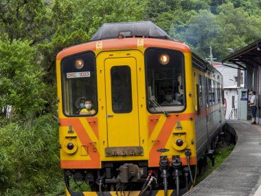 Lingjiao, Tayvan - 20 Eylül 2021: Pingxi Demiryolu Treni 20 Eylül 2021 'de Lingjiao, New Taipei City, Tayvan