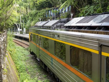 Lingjiao, Tayvan - 20 Eylül 2021: Pingxi Demiryolu Treni 20 Eylül 2021 'de Lingjiao, New Taipei City, Tayvan