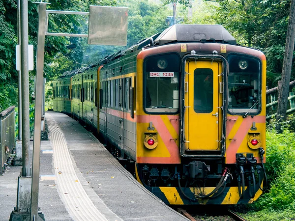 Lingjiao Taiwan September 2021 Tåg Pingxi Järnvägslinje Som Reser Den — Stockfoto